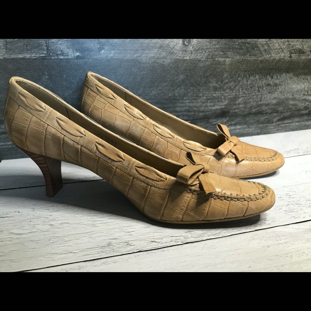 Stuart Weitzman Croc Embossed Bow Pumps NWOT